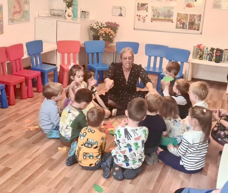 Zilele acestea, copilașii de la Grădinițele „Arc-en-Ciel” i-au așteptat în vizită la grădiniță pe cei mai de preț musafiri: părinții!