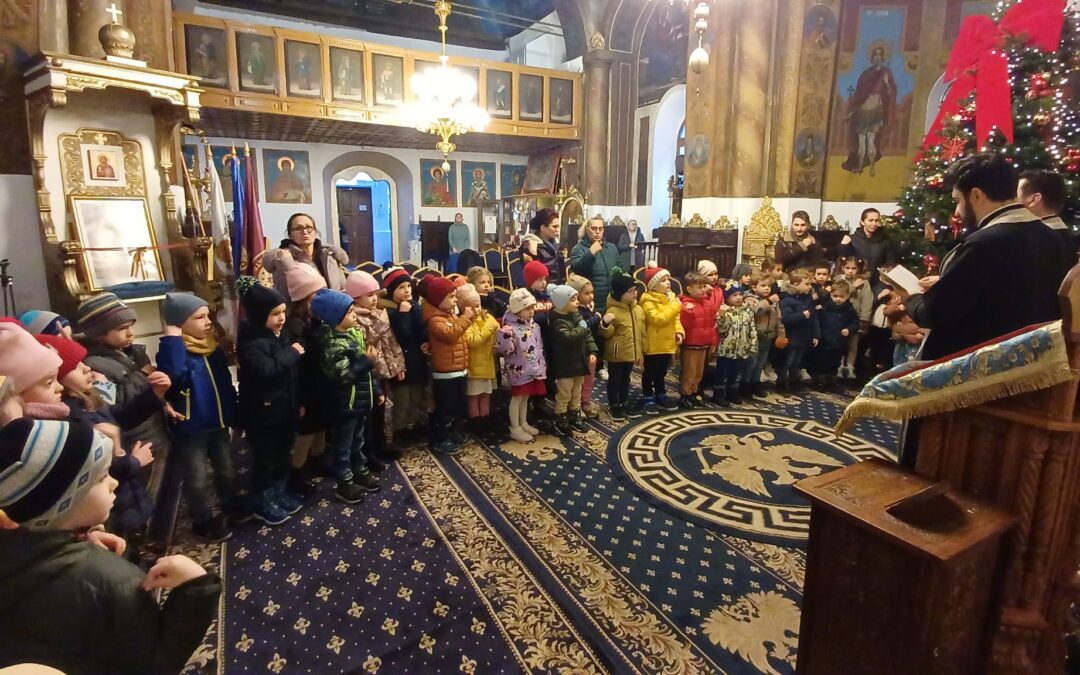 Astăzi, a fost o zi specială pentru copiii de la Grădinițele „Arc-en-Ciel” – ei au primit Sfânta Împărtășanie în Biserica Oborul Nou- Sfinții Împărați Constantin și Elena