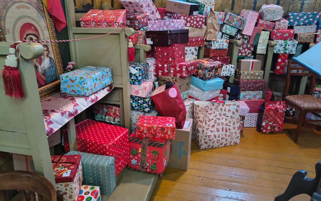 „Darul din cutia de pantofi” a ajuns de Crăciun și la toți copiii din parohia Negureni.