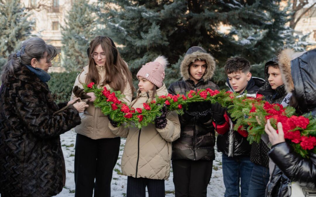 Elevii de la Liceul Pedagogic Ortodox „Anastasia Popescu” din București au continuat, astăzi, tradiția comemorării lui Mihai Eminescu, în fața statuii poetului de la Ateneul Român, pe care o împodobesc, an de an, cu o ghirlandă de garoafe roșii.