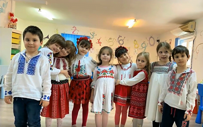 ”Hai să dăm mână cu mână!”