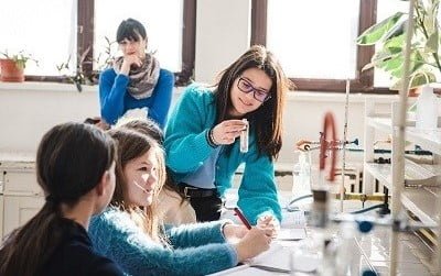 Experimente uimitoare în laboratorul de chimie