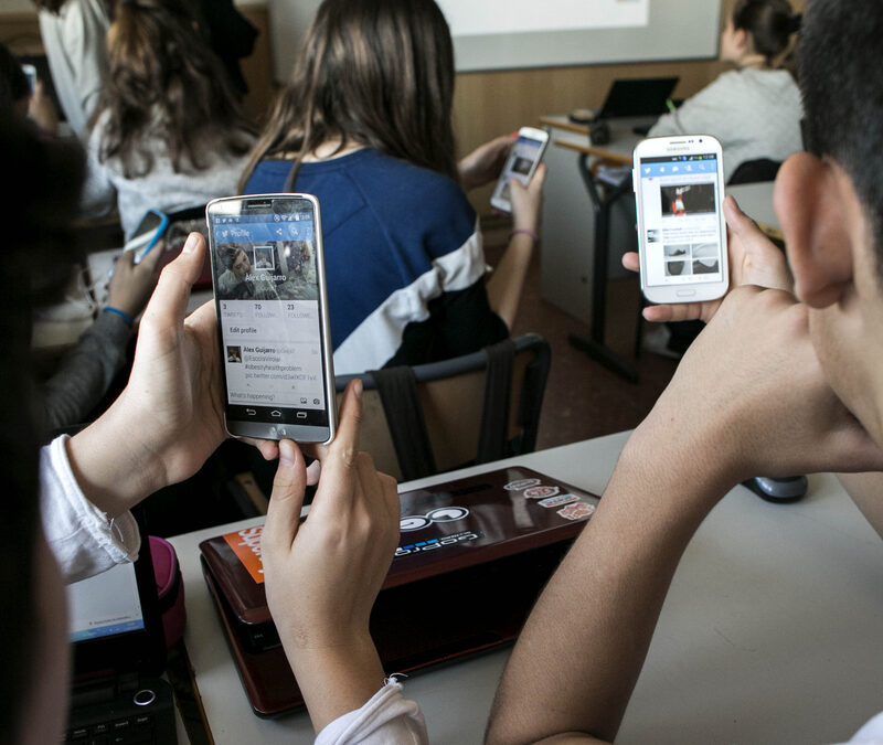 Prima restricționare a conturilor de rețele sociale online pentru copiii sub 16 ani, din lume, pusă în aplicare în Australia din 10 decembrie / Departamentul pentru Educație le transmite școlilor că vor trebui să găsească metode alternative de comunicare cu elevii și părinții