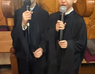 Gemenii Gabriel și Mihai Andronache, elevii noștri din clasa a III-a, au ținut să vă colinde.