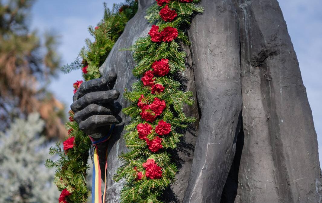 Elevii de la Liceul Pedagogic Ortodox „Anastasia Popescu” din București au continuat, astăzi, tradiția comemorării lui Mihai Eminescu, în fața statuii poetului de la Ateneul Român, pe care o împodobesc, an de an, cu o ghirlandă de garoafe roșii.