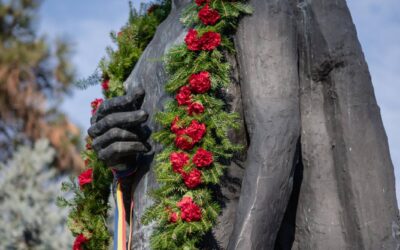 Elevii de la Liceul Pedagogic Ortodox „Anastasia Popescu” din București au continuat, astăzi, tradiția comemorării lui Mihai Eminescu, în fața statuii poetului de la Ateneul Român, pe care o împodobesc, an de an, cu o ghirlandă de garoafe roșii.