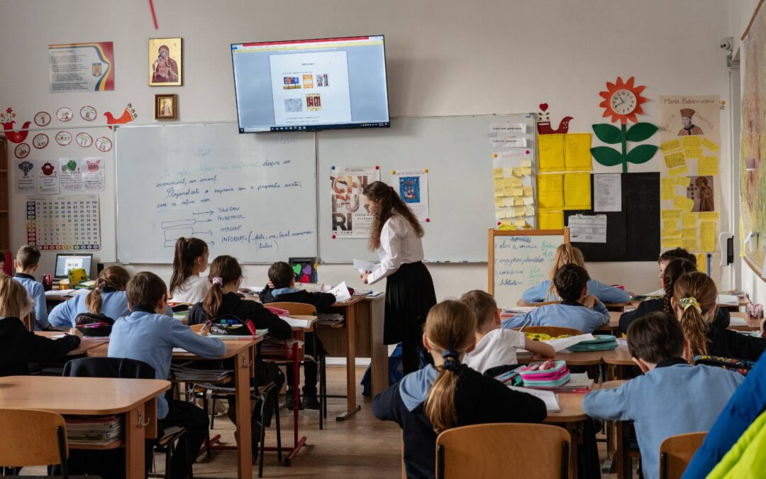 La noi, din când in când, sora cea mare îi predă celei mici!