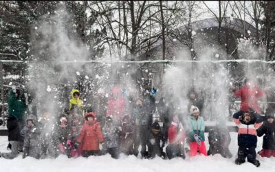 Greu de găsit mai multă bucurie undeva, decât în curtea școlii, într-o zi în care a nins!