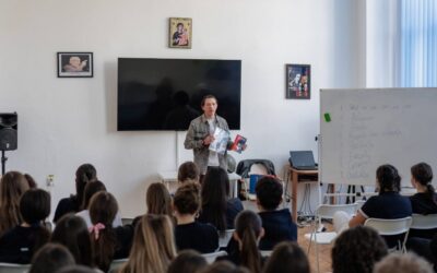 Domnul George Ogăraru a avut bunăvoința să își facă timp în program pentru noi, și ne-am bucurat, fiindcă de câte ori vine are un impact foarte bun asupra liceenilor noștri.