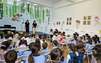 Elevele de la Clasa a X-a „Prof. Laetiția Leonte” s-au organizat și au inițiat acest concurs de talente, pe care l-au numit inspirat „Copii cu har”, cu scopul de a da fiecărui elev doritor o scenă pe care să-și expună talentul. Din aproape în aproape s-a ajuns la Festivalul „Copii cu har” a cărui primă zi a fost astăzi.