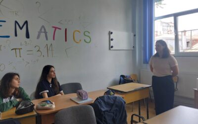 Astăzi elevele noastre de la clasa a XI-a Educator-Puericultor au avut-o în mijlocul lor pe Dna. dr. Andreea Belciugan, medic stomatolog, venită la invitația Prof. Elena Blănaru, care le-a vorbit despre pricipalele aspecte legate de creșterea și dezvoltarea dentiției și igiena orală la copii.