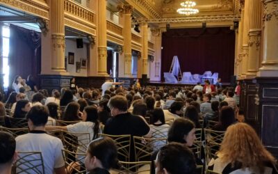 Când mergem cu elevii noștri la teatru, mai ales atunci când mergem cu cei mari, unde plaja de texte și „viziunile regizorale” pot fi provocatoare, urmărim mai multe lucruri.