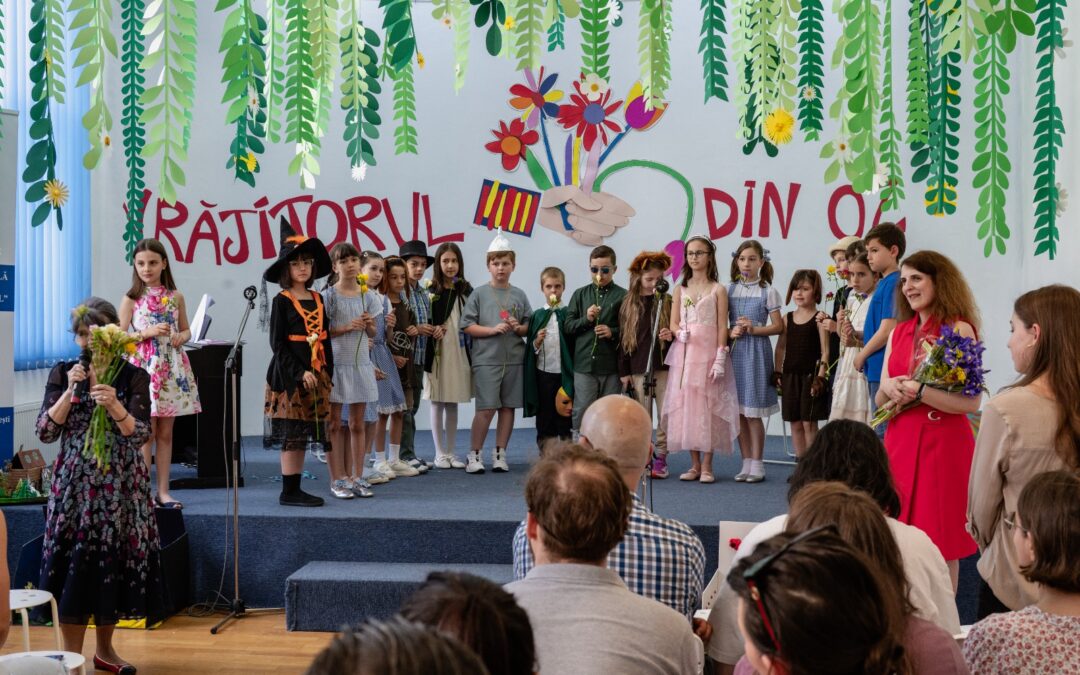 Ieri, „Vrăjitorul din Oz” ne-a vrăjit pe toți! Felicitări trupei de actori dedicați și talentați! Felicitări liceenelor care au construit scenariul și scenografia, felicitări prof. Maria Barbu, pentru coordonarea și implementarea întregului proiect! Un efort colectiv cu un rezultat memorabil!