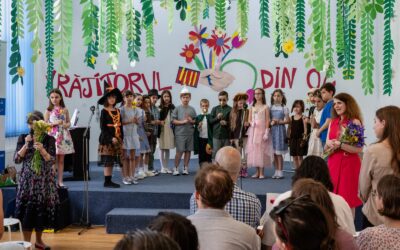 Ieri, „Vrăjitorul din Oz” ne-a vrăjit pe toți! Felicitări trupei de actori dedicați și talentați! Felicitări liceenelor care au construit scenariul și scenografia, felicitări prof. Maria Barbu, pentru coordonarea și implementarea întregului proiect! Un efort colectiv cu un rezultat memorabil!