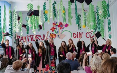Ultimul clopoțel, pentru ultima dată în postura de elev de liceu.12 ani se încheie cum au început, cu un clopoțel. Între ei, clopote, clopote, clopote, dangate de toate soiurile, emoții, dureri de creștere, bucurii de toate dimensiunile și, în final, aripi întinse. O clasă foarte caldă, bună și creativă! Mult succes!