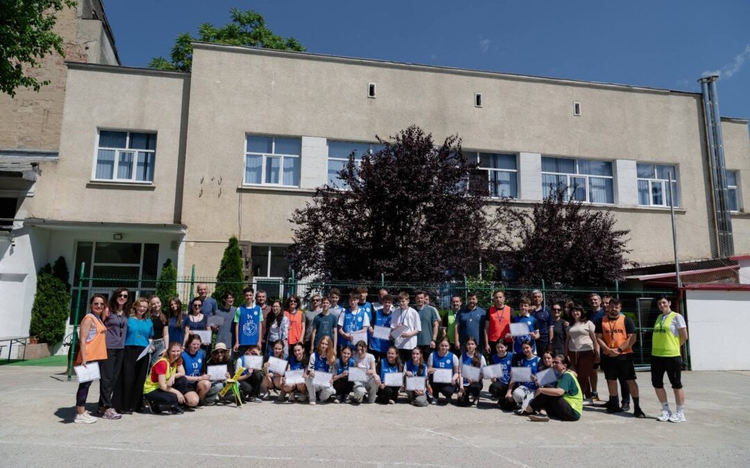Elevii claselor a VIII-a și părinții lor, la inițiativa prof. Camelia Bobe, au uitat de emoțiile examenelor următoare și s-au încins în meciuri de baschet și handbal.