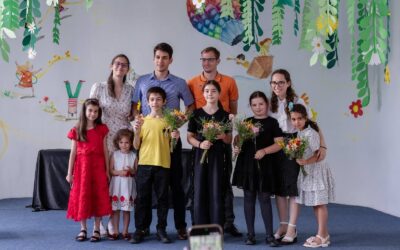 Un 10 la matematică, prima medie 9,90. Pe primele două locuri, nu întâmplător!, două eleve pe care le-am avut de la grădiniță, eleve care ne-au făcut mereu cinste, oriunde s-au dus: Carina Burcea și Nicole Savancea!