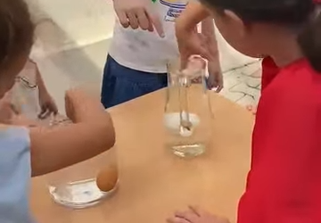 În cadrul Săptămânii Științei, provocarea zilei a fost una spectaculoasă: cum putem aduce la suprafață un obiect aflat pe fundul unei carafe, folosindu-ne doar de mișcarea apei?