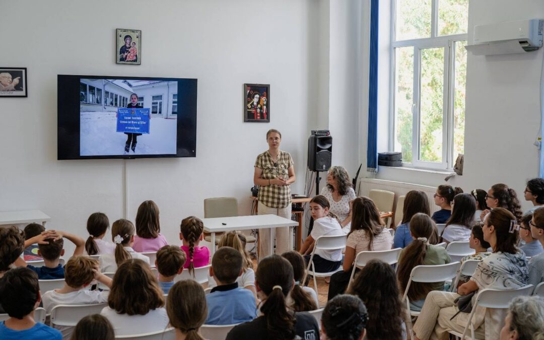 Astăzi am avut parte de o întâlnire plină de miez, cu doamna regizor Cristina Chirvasie și Grațiana Lăzărescu, producătoarea filmului, al căror proiect „Revoluția modelelor” a prilejuit un dialog cald și plin de învățături, de care elevii s-au bucurat din plin.