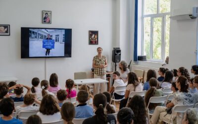 Astăzi am avut parte de o întâlnire plină de miez, cu doamna regizor Cristina Chirvasie și Grațiana Lăzărescu, producătoarea filmului, al căror proiect „Revoluția modelelor” a prilejuit un dialog cald și plin de învățături, de care elevii s-au bucurat din plin.