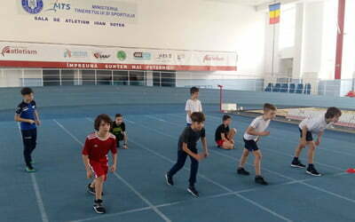 Elevi pe podium, la concursul de atletism